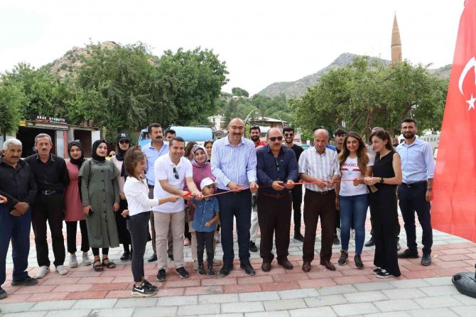 Çukurca Belediyesinin Yaptırdığı ‘Kent Meydanı’ Hizmete Açıldı