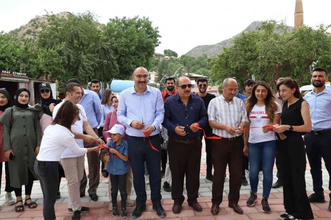 Çukurca Belediyesinin Yaptırdığı ‘Kent Meydanı’ Hizmete Açıldı