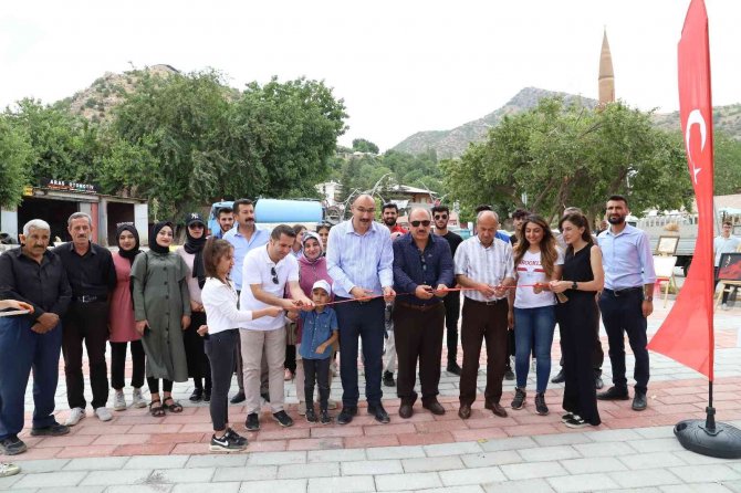 Çukurca Belediyesinin Yaptırdığı ‘Kent Meydanı’ Hizmete Açıldı