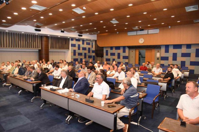 İ̇zto’da Bir Araya Gelen Balıkçılar Sorunlarını Masaya Yatırdı