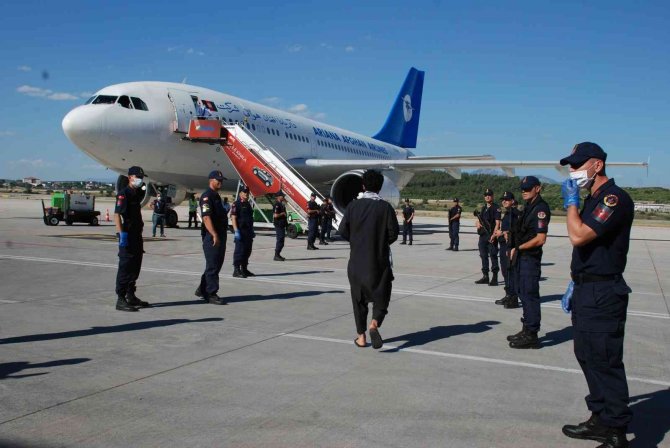 İ̇zmir’de 226 Afgan Göçmen Sınır Dışı Edildi