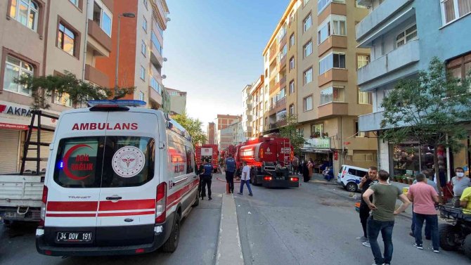Kağıthane’de Hırdavat Dükkanında Korkutan Yangın: 12 Kişiyi İtfaiye Kurtardı