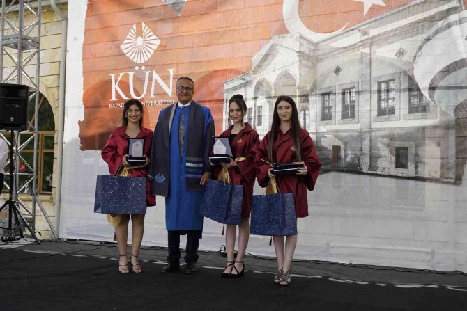 Kün’de İlk Lisans Mezuniyet Töreni Gerçekleştirildi