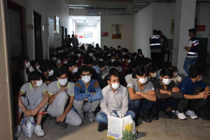 Kocaeli’de 136 Düzensiz Göçmen Ülkesine Gönderildi