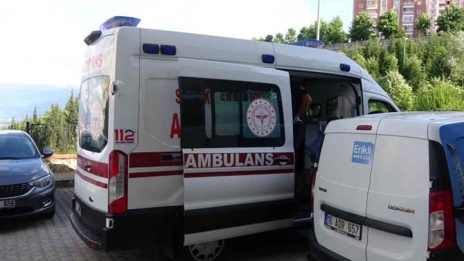 Bozulan Asansörden Çıkmaya Çalışırken Boşluğa Düşüp Yaralandı