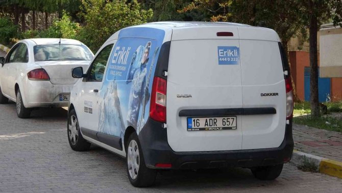 Bozulan Asansörden Çıkmaya Çalışırken Boşluğa Düşüp Yaralandı