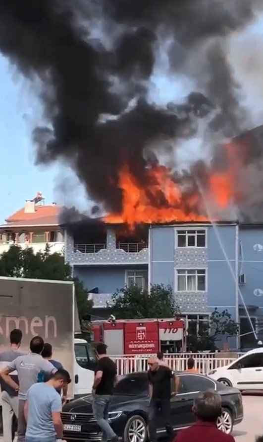 Elektrik Tesisatından Çıkan Yangın Binayı Sardı, Ev Sahibi Yaralandı