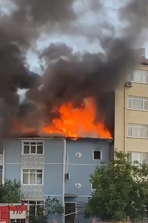 Elektrik Tesisatından Çıkan Yangın Binayı Sardı, Ev Sahibi Yaralandı