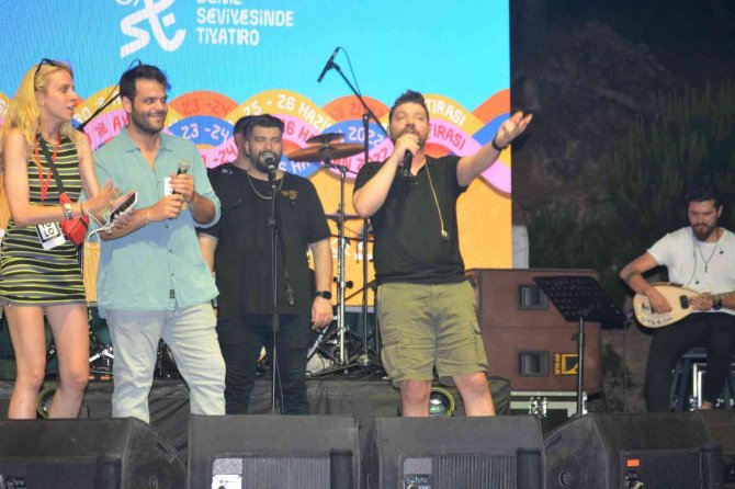Ayvalık’ta Deniz Seviyesi Tiyatro Festivali Başladı