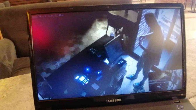 Alışveriş Merkezindeki Bahşiş Kutularını Çalıp Kaçtı