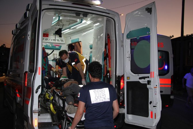 Freni Patlayan Tır Kırmızı Işıkta Bekleyen Otomobile Çarptı: 4 Yaralı