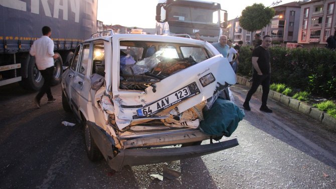 Freni Patlayan Tır Kırmızı Işıkta Bekleyen Otomobile Çarptı: 4 Yaralı
