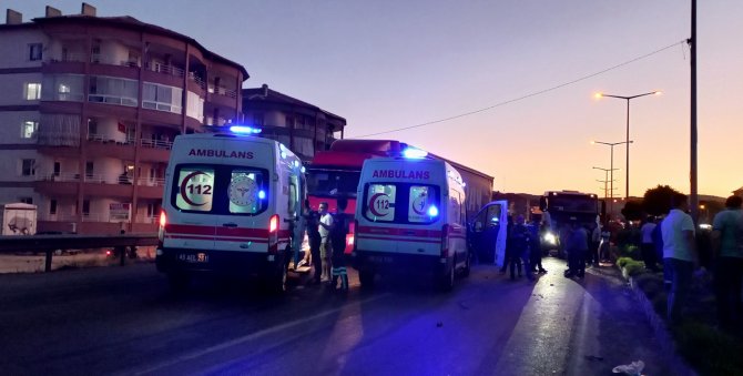Freni Patlayan Tır Kırmızı Işıkta Bekleyen Otomobile Çarptı: 4 Yaralı