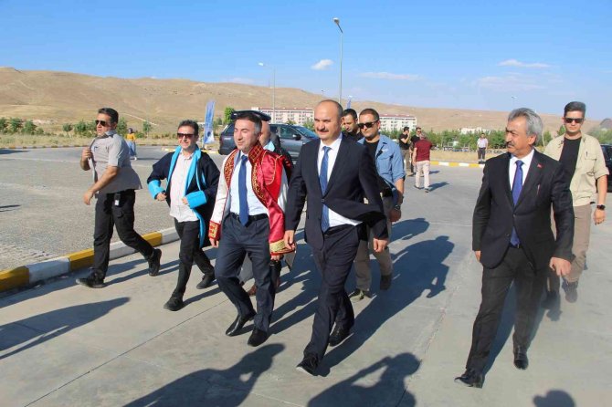 Batman Üniversitesi’nde Mezuniyet Heyecanı