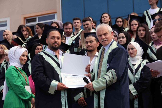 Mezuniyet Töreninde Öğrenciler, Vefat Eden Hocalarını Unutmadı