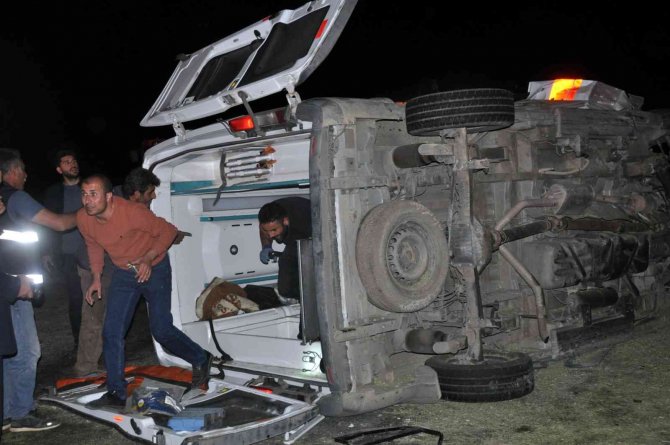 Ambulans Traktöre Çarptı: 5 Yaralı