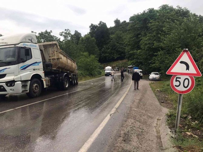 Ordu’da Midibüs İle Kamyon Çarpıştı: 3 Yaralı
