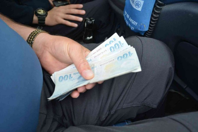 Akaryakıt İstasyonunda Buldukları Parayı Sahibine Ulaştırdılar