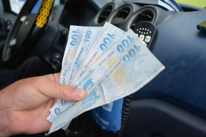 Akaryakıt İstasyonunda Buldukları Parayı Sahibine Ulaştırdılar