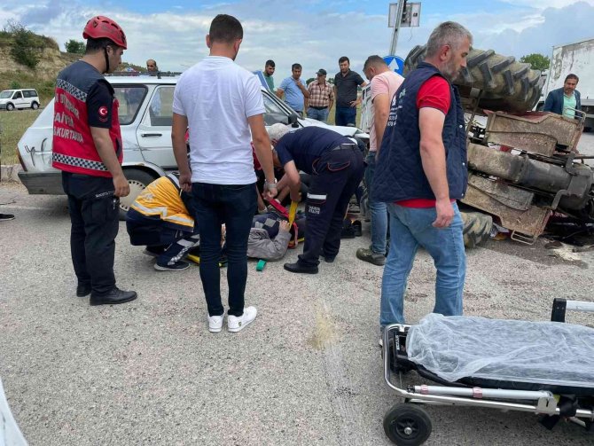 Sakarya’da Otomobil Traktörle Çarpıştı: 2 Yaralı