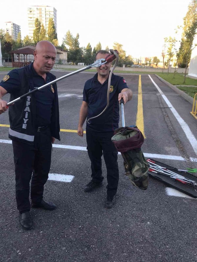 Kuaförde Yılan Paniği İtfaiyenin Bahçesinde Bitti