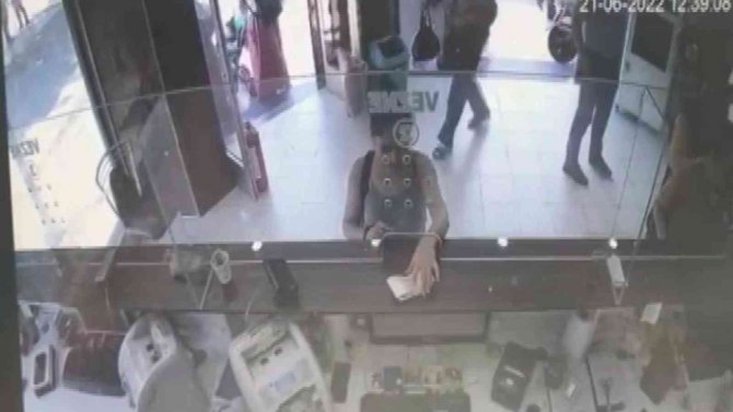 Altın Dişli Sahte Savcı Dolandırdığı Paralarla Eğlenirken Yakalandı