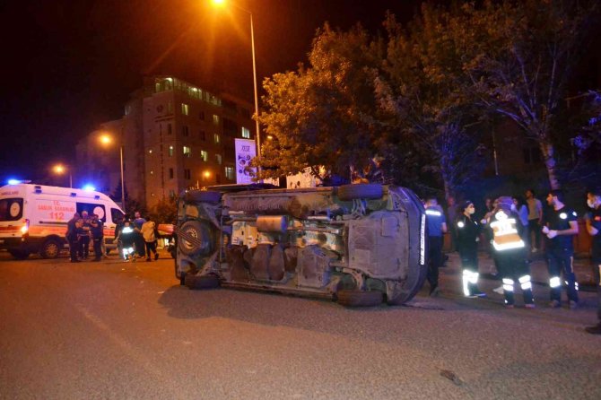 Akşener’in Programından Dönen İ̇yi̇ Partilileri Taşıyan Minibüs Devrildi: 1 Yaralı