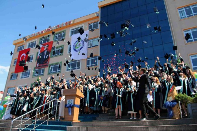 Mezuniyet Töreninde Öğrenciler, Vefat Eden Hocalarını Unutmadı