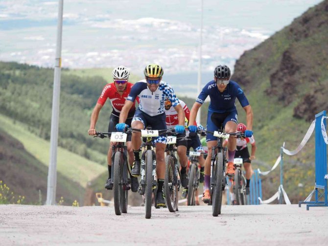 Anadolu’nun Zirvesinde Pedalladılar
