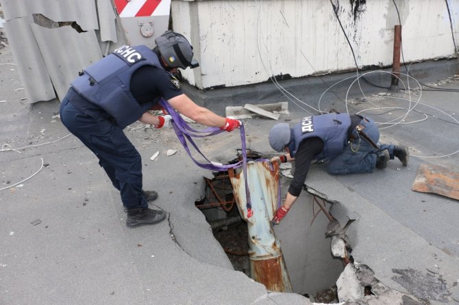 Harkov’da 9 Katlı Binanın Çatısındaki Bomba Vinçle Çıkarıldı