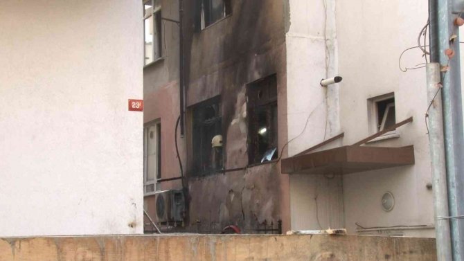 Ümraniye’de Binayı Alevler Sardı, Komşular Kovalarla Su Taşıdı
