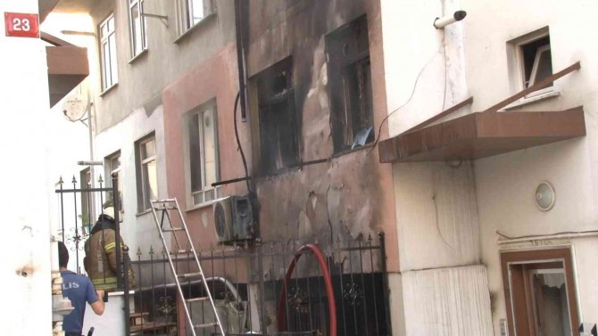 Ümraniye’de Binayı Alevler Sardı, Komşular Kovalarla Su Taşıdı