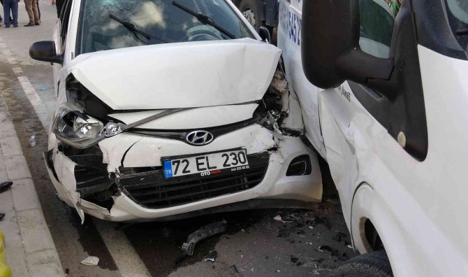 Van’da Otomobil ‘U’ Dönüşü Yapan Minibüse Çarptı: 5 Yaralı