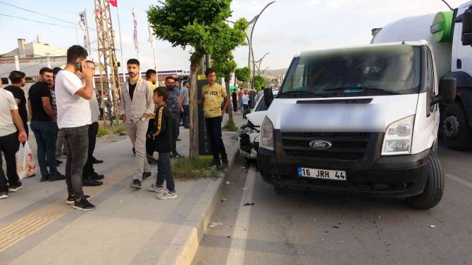 Van’da Otomobil ‘U’ Dönüşü Yapan Minibüse Çarptı: 5 Yaralı