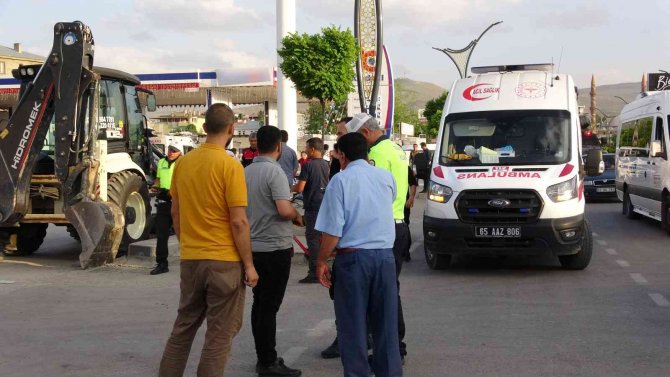 Van’da Otomobil ‘U’ Dönüşü Yapan Minibüse Çarptı: 5 Yaralı