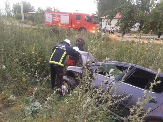 Otomobil Şarampole Devrildi: 3 Yaralı