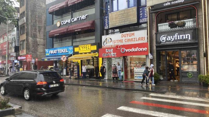 Sağanak Yağışa Hazırlıksız Yakalandılar, Dükkanlara Sığındılar
