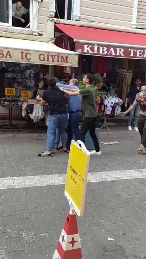 Yaşlı Simitçiyi Dövenleri Kadın Ayırmaya Çalıştı