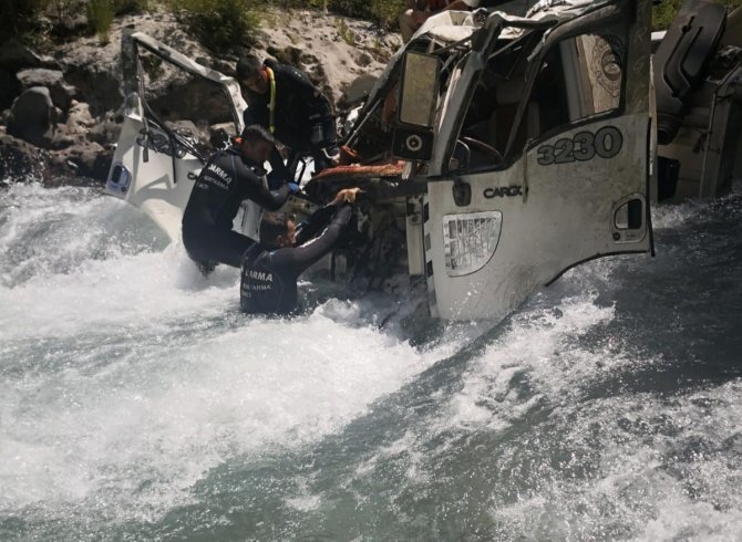 Alanya’da Devrilen Kamyondaki 1 Kişi Alara Çayının Sularına Kapılarak Kayboldu