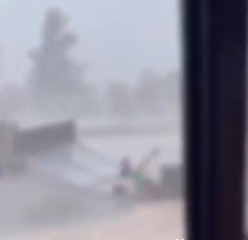 Fırtınada Yerinden Fırlayan Metal Sundurma Kapağı Yolda Yürüyen Turistlere Çarptı: 2 Yaralı