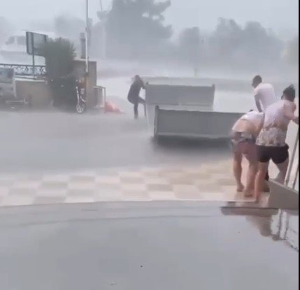 Fırtınada Yerinden Fırlayan Metal Sundurma Kapağı Yolda Yürüyen Turistlere Çarptı: 2 Yaralı