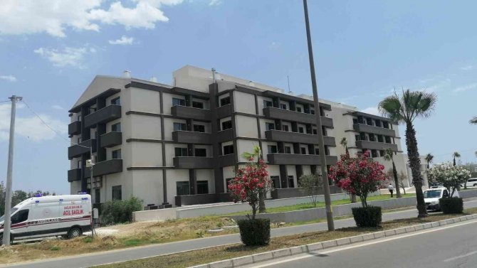 İ̇şten Çıkarılan Otel Çalışanı Personel Lojmanının Çatısına Çıktı