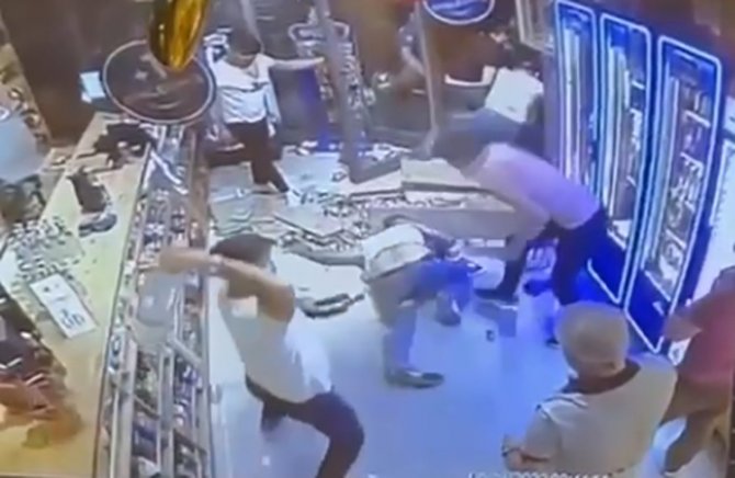 Tekel Bayiinde Eksik Para Verdi, Ortalık Savaş Alanına Döndü