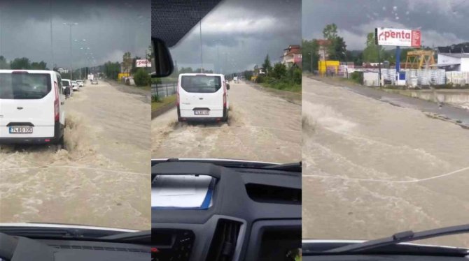 Bartın’da Sağanak Yolları Nehre Dönüştürdü