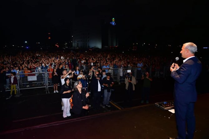 Kiraz Festivali’nde Mustafa Ceceli Coşkusu