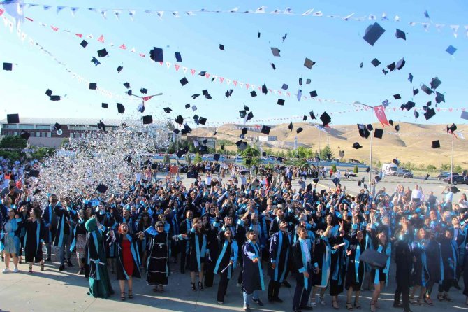 Eğitim Engel Tanımıyor, 60 Yaşında Mezun Oldu