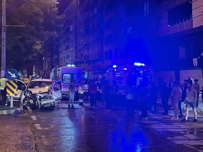 Tatvan’da Trafik Kazası: 3 Yaralı