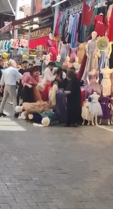 Tarihi Çarşıda Esnaf Bir Birine Girdi, Ortalık Savaş Alanına Döndü
