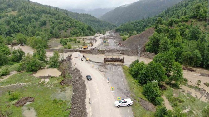 Sada Çayının Taşmasıyla Yol Çöktü, İki İlçenin Kastamonu’yla Bağlantısı Kesildi