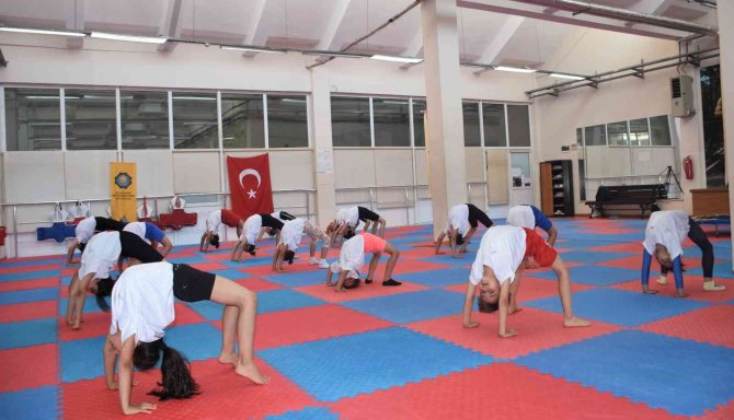 Minik Cimnastikçiler Milli Sporcu Olmak İçin Çalışıyor